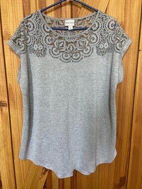 Ava & Viv Gray Short Sleeve Top with Lace Yoke size 1X excellent for summer.